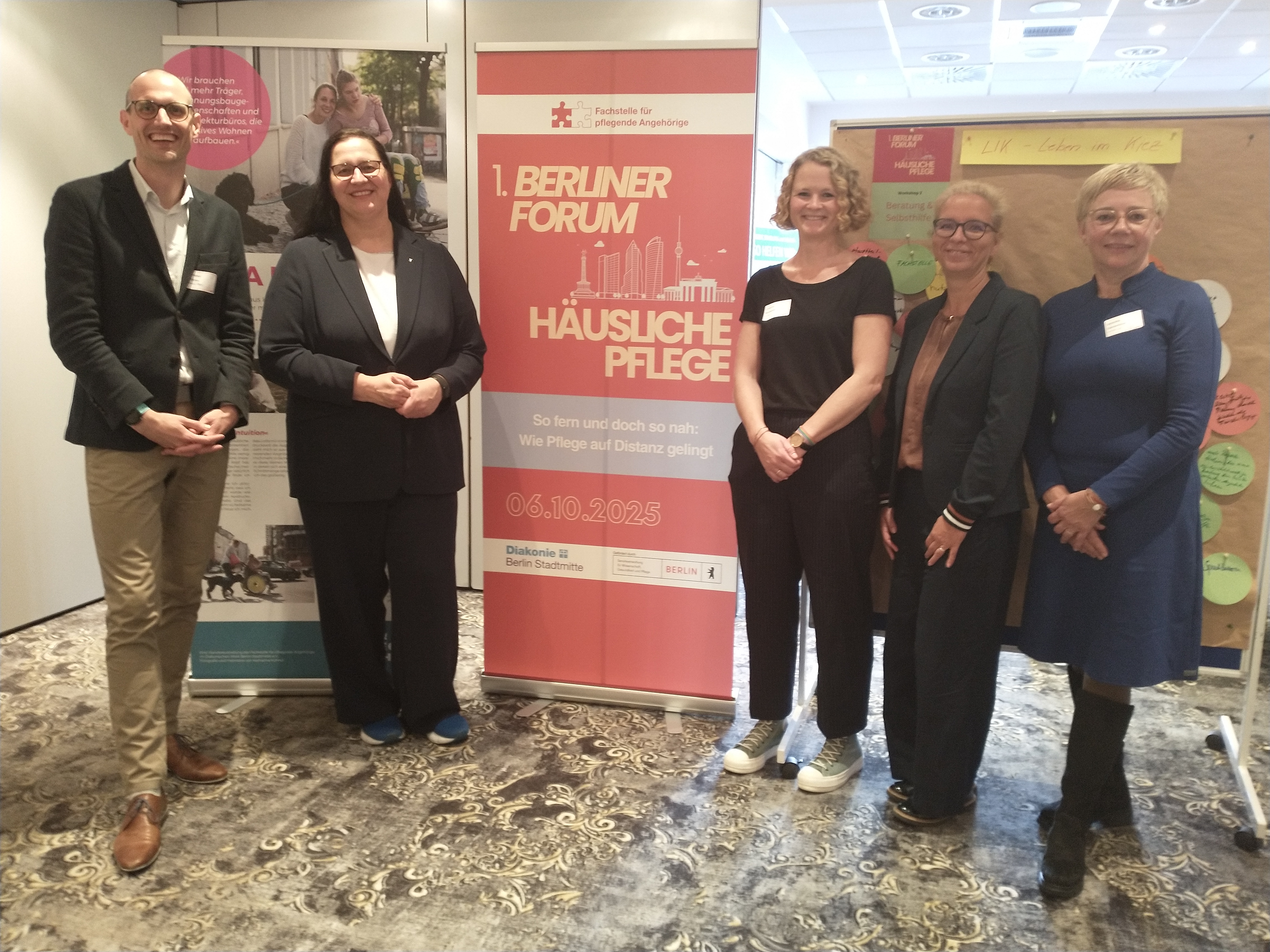 Das Team der Fachstelle für pflegende Angehörigemit Ellen Haußdörfer (Staatssekretärin für Gesundheit und Pflege) Image